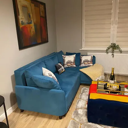 Lovely 3 Bed With Jacuzzi, Close To Airport, Driveway, Wifi *