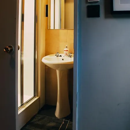 Backpackers - Over 18s Only