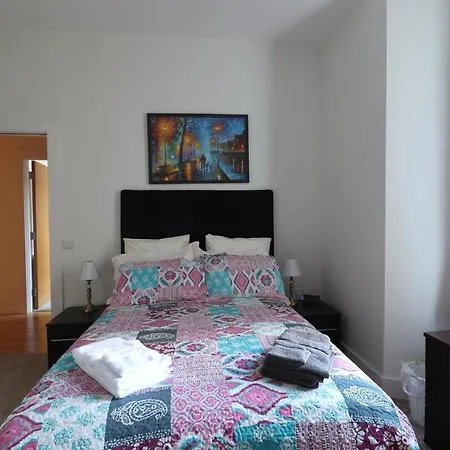 Modern 2bed 2bath Flat Near Princes Street דירה אדינבורו
