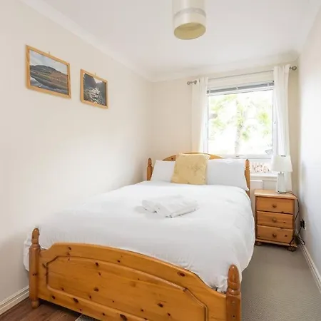 Lovely 2 Bedroom Flat With Free Parking And Garden