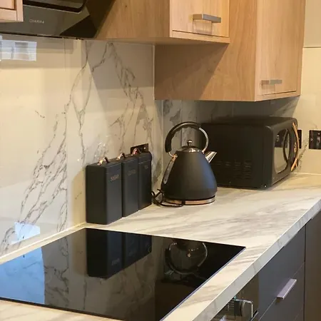 Апартаменты Lovely 3 Bed With Jacuzzi, Close To Airport, Driveway, Wifi