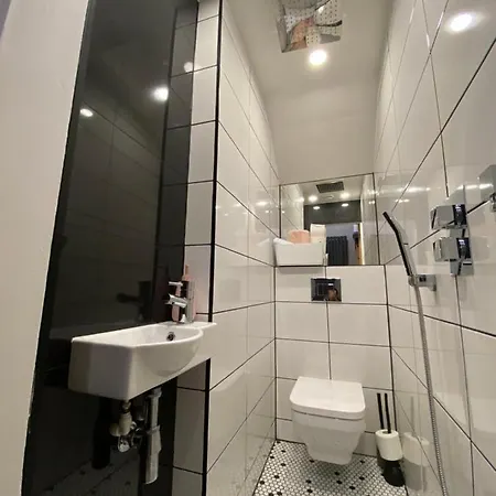 Lovely 3 Bed With Jacuzzi, Close To Airport, Driveway, Wifi Апартаменты