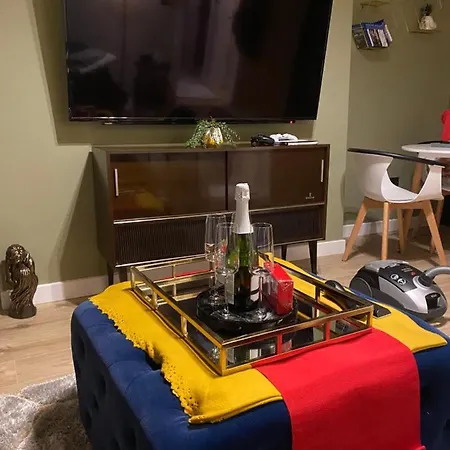 Apartment Lovely 3 Bed With Jacuzzi, Close To Airport, Driveway, Wifi *