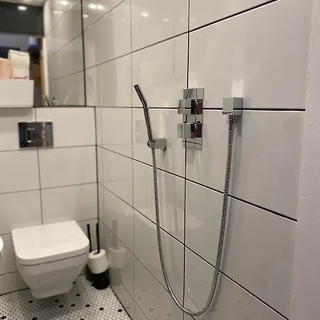 Lovely 3 Bed With Jacuzzi, Close To Airport, Driveway, Wifi