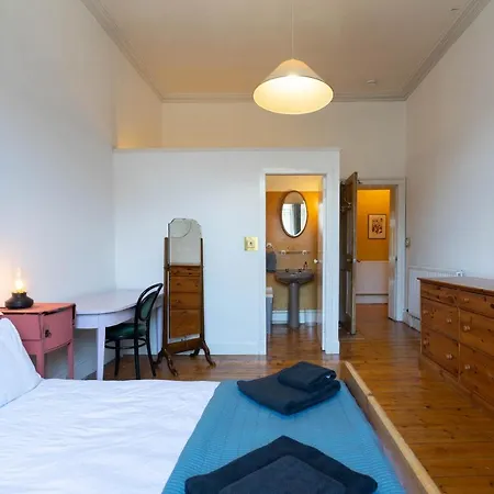 5-bedroom Flat *
