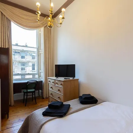 5-bedroom Flat Apartment *