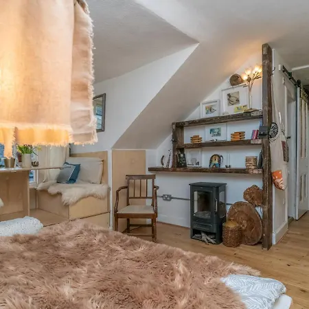 Pass The Keys Cosy And Stylish Open Plan Studio In New Town *