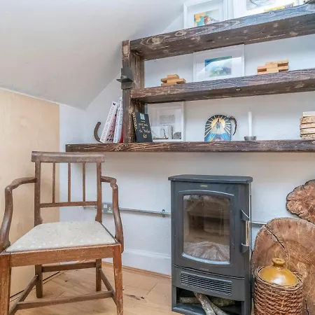 Pass The Keys Cosy And Stylish Open Plan Studio In New Town *