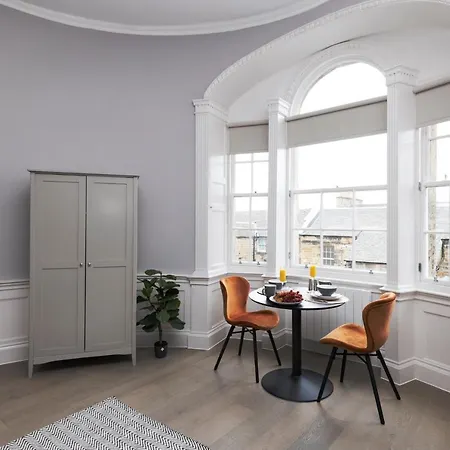 Apartment Joivy Modern In New Town, On Historic George Street