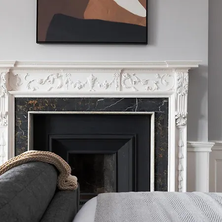 Apartment Joivy Modern In New Town, On Historic George Street *