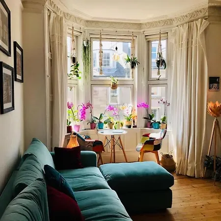 Cosy 2 Bedroom Flat In *