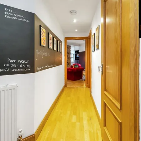1 Bed Apartment, Royal Mile - Diamond Short Lets * Edinburgh
