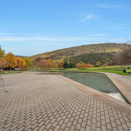Spacious 3 Bedroom Modern House - Heart Of - Private Main Door Entrance & Private Garden With Stunning Views Of Arthur Seat *