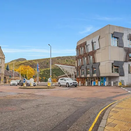 Spacious 3 Bedroom Modern House - Heart Of - Private Main Door Entrance & Private Garden With Stunning Views Of Arthur Seat Apartment Edinburgh