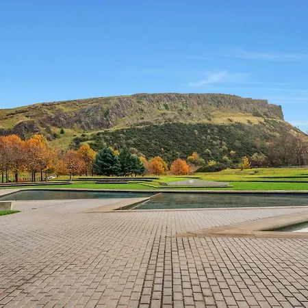 Spacious 3 Bedroom Modern House - Heart Of - Private Main Door Entrance & Private Garden With Stunning Views Of Arthur Seat Apartment *