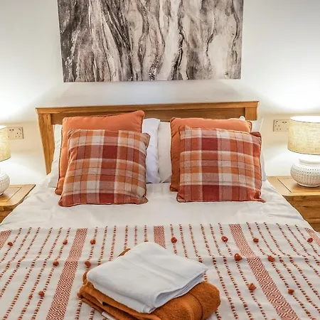 Spacious 3 Bedroom Modern House - Heart Of - Private Main Door Entrance & Private Garden With Stunning Views Of Arthur Seat Apartment