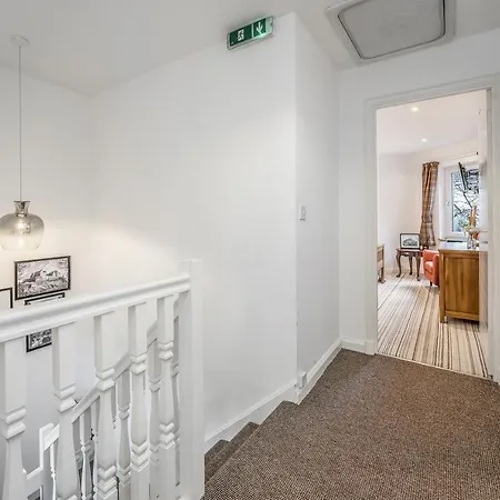 Spacious 3 Bedroom Modern House - Heart Of - Private Main Door Entrance & Private Garden With Stunning Views Of Arthur Seat Apartment