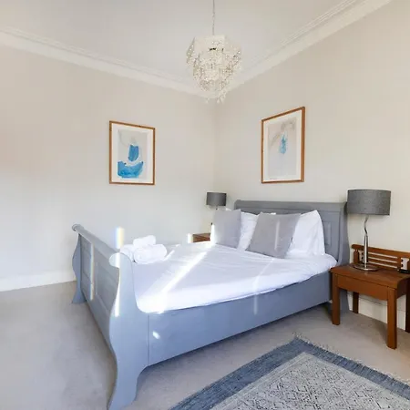 Joivy Old Town 1-bed With Stunning Views Lägenhet *