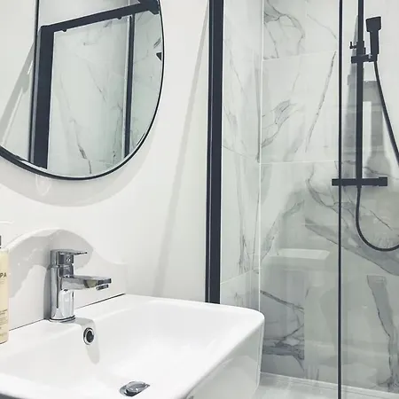 Super Modern & Stylish, Luxury 2 Bedroom Apt شقة *