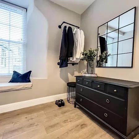Super Modern & Stylish, Luxury 2 Bedroom Apt شقة *