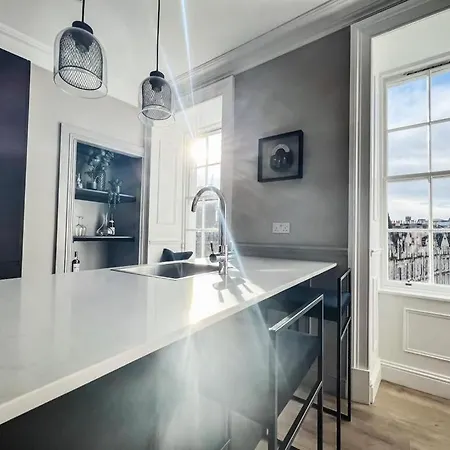 Super Modern & Stylish, Luxury 2 Bedroom Apt * إدنبرة