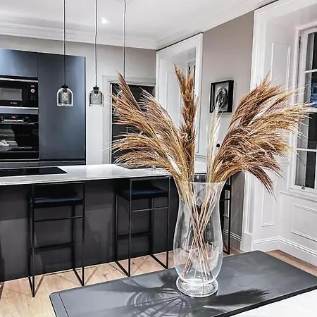 Super Modern & Stylish, Luxury 2 Bedroom Apt شقة *
