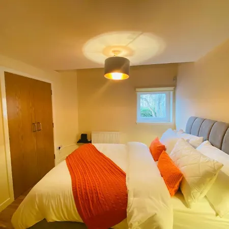 2 Bed 2 Bath With Private Parking *