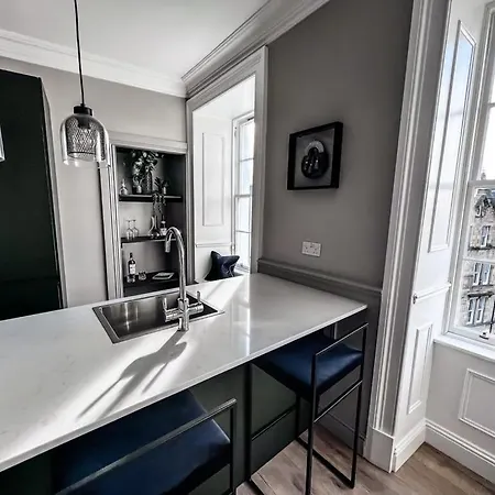 Super Modern & Stylish, Luxury 2 Bedroom Apt *