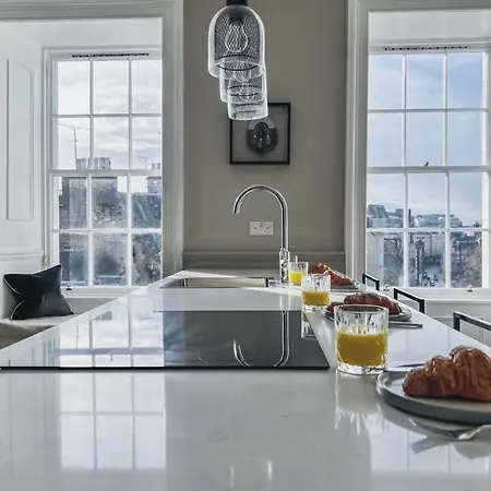 Super Modern & Stylish, Luxury 2 Bedroom Apt