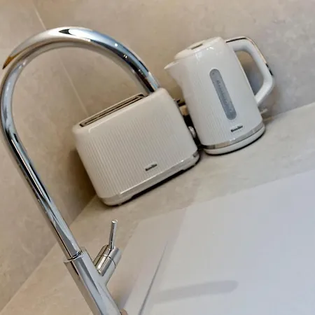 Ultra Modern, West End Village, Refurbished Basement Appt * Edimburgo