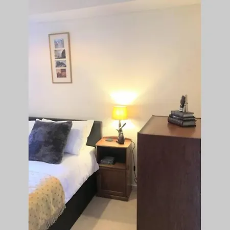 Centre, Old Town Apartment. Stunning Castle View إدنبرة