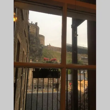 Centre, Old Town Apartment. Stunning Castle View * إدنبرة