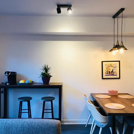 2 Bath Free Parking Apartment *