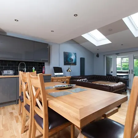 Luxury Arthur Seat Viewtownhouse With A Hot Tub Holiday home *