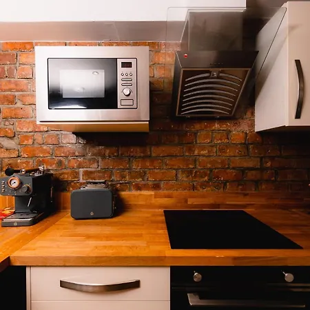 Superb Luxury Quality Central Apartment On Canal