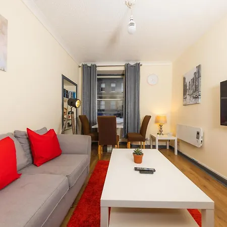 Cozy Old Town 4 Bedroom Apartment *