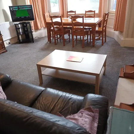 Victorian 3 Bedroom With Free Parking And Private Garden *