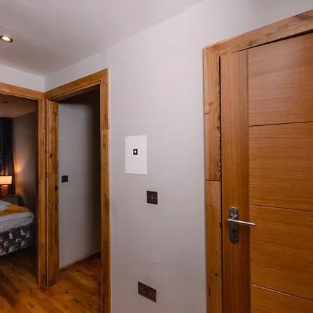 Superb Luxury Quality Central Apartment On Canal
