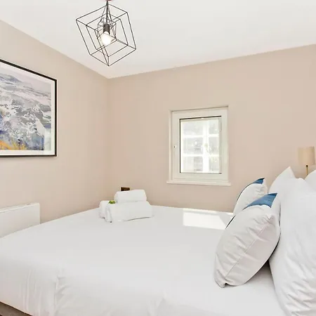 Newly Reno'd 2 Bed With Free Parking