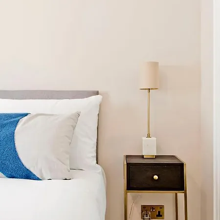 Newly Reno'd 2 Bed With Free Parking 公寓 *