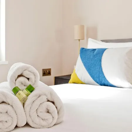 Newly Reno'd 2 Bed With Free Parking * Edinburgh