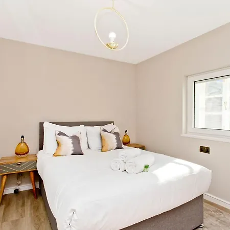 Newly Reno'd 2 Bed With Free Parking Apartment *