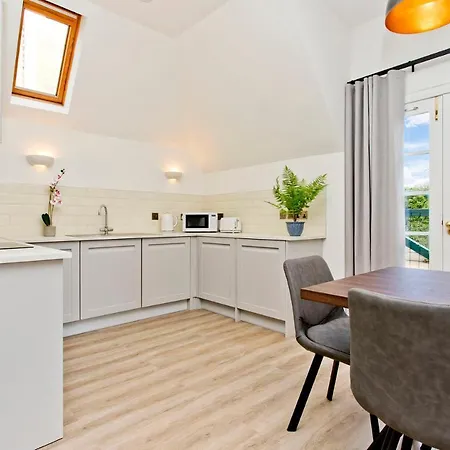 Newly Reno'd 2 Bed With Free Parking *