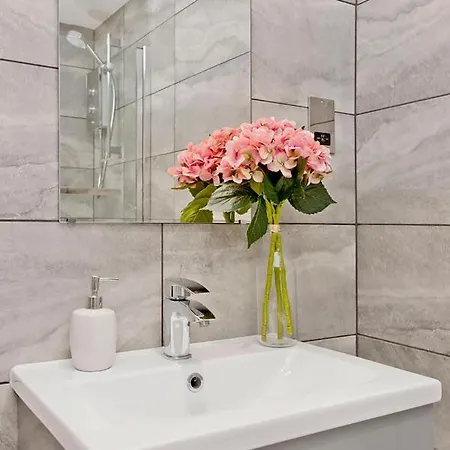 Newly Reno'd 2 Bed With Free Parking * Edinburgh