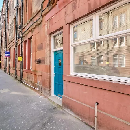 Stunning, Refurbished 2 Bed - Free Street Parking Apartment *