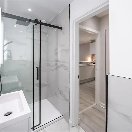 Apartment Stunning, Refurbished 2 Bed - Free Street Parking *