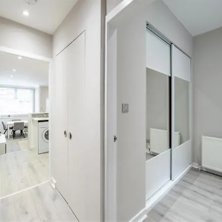 Stunning, Refurbished 2 Bed - Free Street Parking *