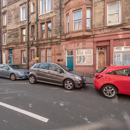 Stunning, Refurbished 2 Bed - Free Street Parking Apartment