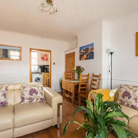 Beautiful 2 Bedroom Flat In *
