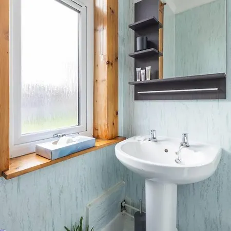 Beautiful 2 Bedroom Flat In